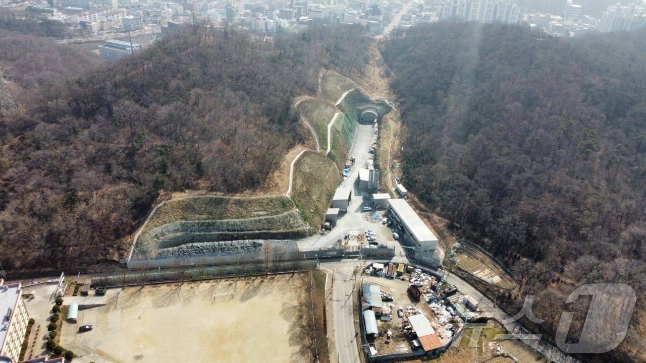 본문 이미지 - 전북자치도 군산시 산북동 산북중과 나운동 부곡사거리를 잇는 도로개설공사가 내년 8월 완공을 목표로 진행되고 있다.(군산시 제공. 재판매 및 DB금지)