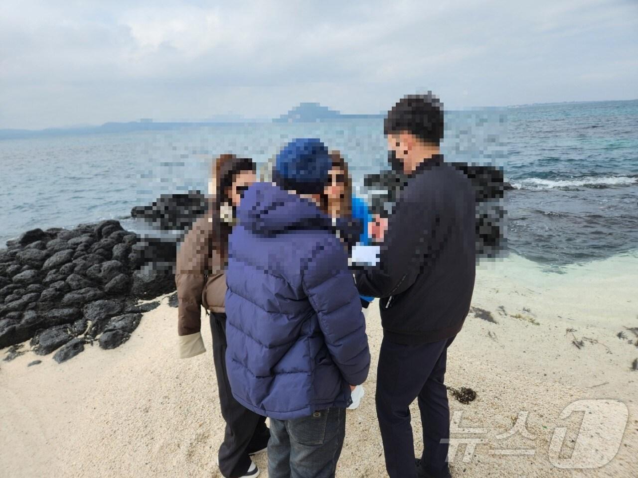 본문 이미지 - 제주자치경찰단이 제주에서 불법 관광 행위를 단속하는 모습.(제주자치경찰단 제공. 재판매 및 DB 금지)
