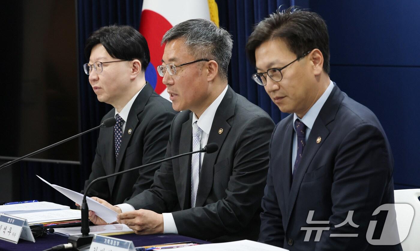 김석우 법무부 장관 직무대행이 1일 서울 종로구 정부서울청사에서 상법 개정안에 대한 재의요구권(거부권) 관련 관계기관 합동 브리핑을 하고 있다. 왼쪽부터 김소영 금융위원회 부위원장, 김 직무재행, 김범석 기획재정부 1차관. 2025.4.1/뉴스1 ⓒ News1 임세영 기자