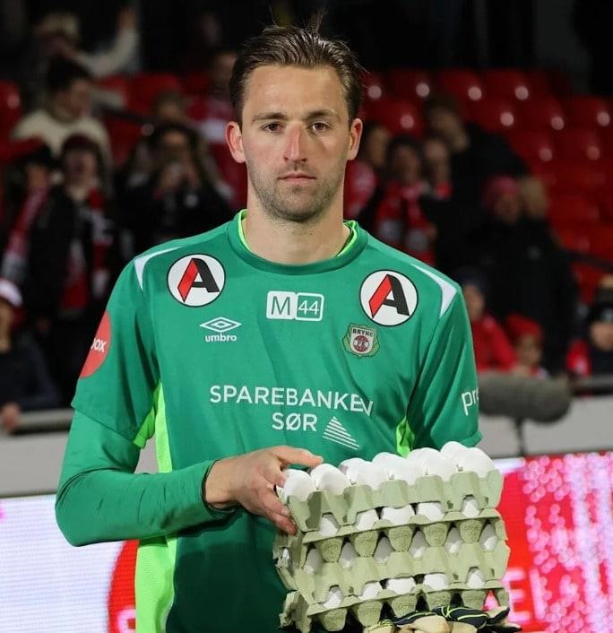 본문 이미지 - 계란 네판을 받은 골키퍼 얀 드 보어(brynefotball 인스타그램 갈무리) 