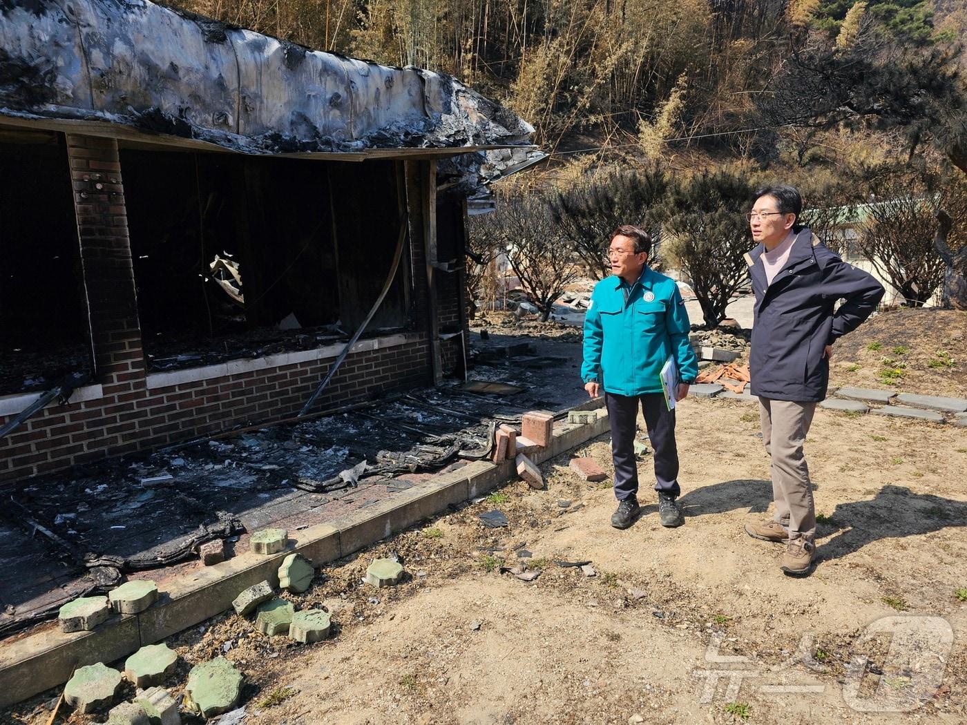 본문 이미지 - 김경수 전 경남도지사(오른쪽)와 정영철 산청군 부군수가 1일 산불 피해 현장인 산청군 시천면 중태마을을 둘러보고 있다. 2025.4.1/뉴스1 한송학기자