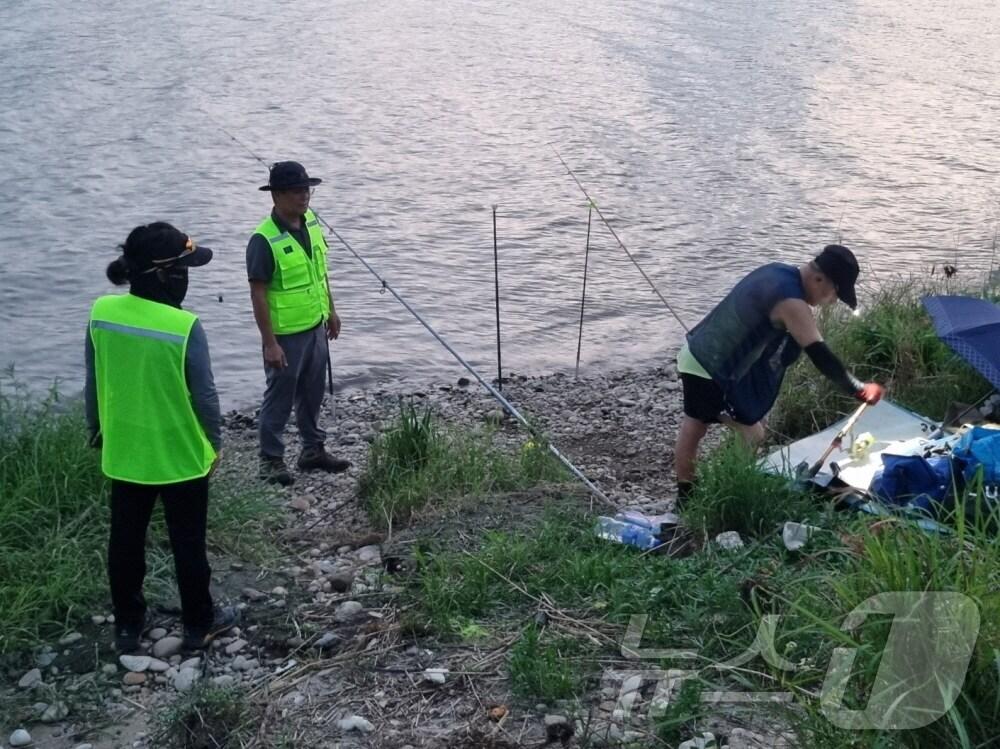 본문 이미지 - 고양시 관계자들이 한강공원 내 낚시 행위 단속을 벌이고 있다. (고양시 제공, 재판매 및 DB금지)