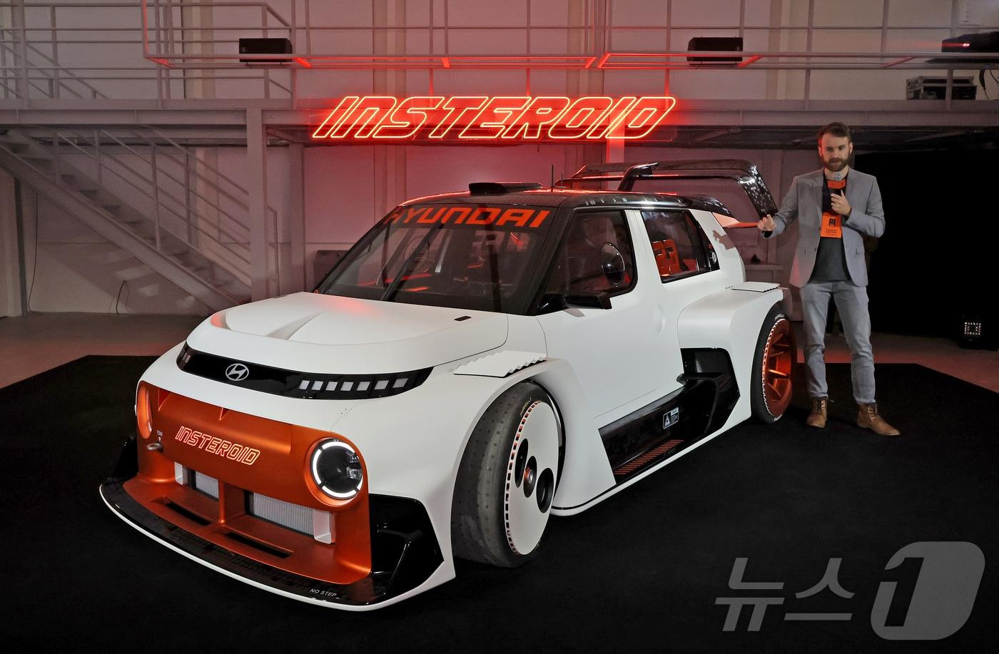 지난 31일 서울 성수동 피치스 도원에서 현대차 디자인 콘셉트카 ‘인스터로이드(INSTEROID)’가 공개되고 있다. 수출형 캐스퍼 EV 모델인 ‘인스터’ 기반의 인스터로이드는 게임에서 영감을 받은 혁신적 디자인을 더해 제작됐다. 2025.4.1/뉴스1  ⓒ News1 장수영 기자