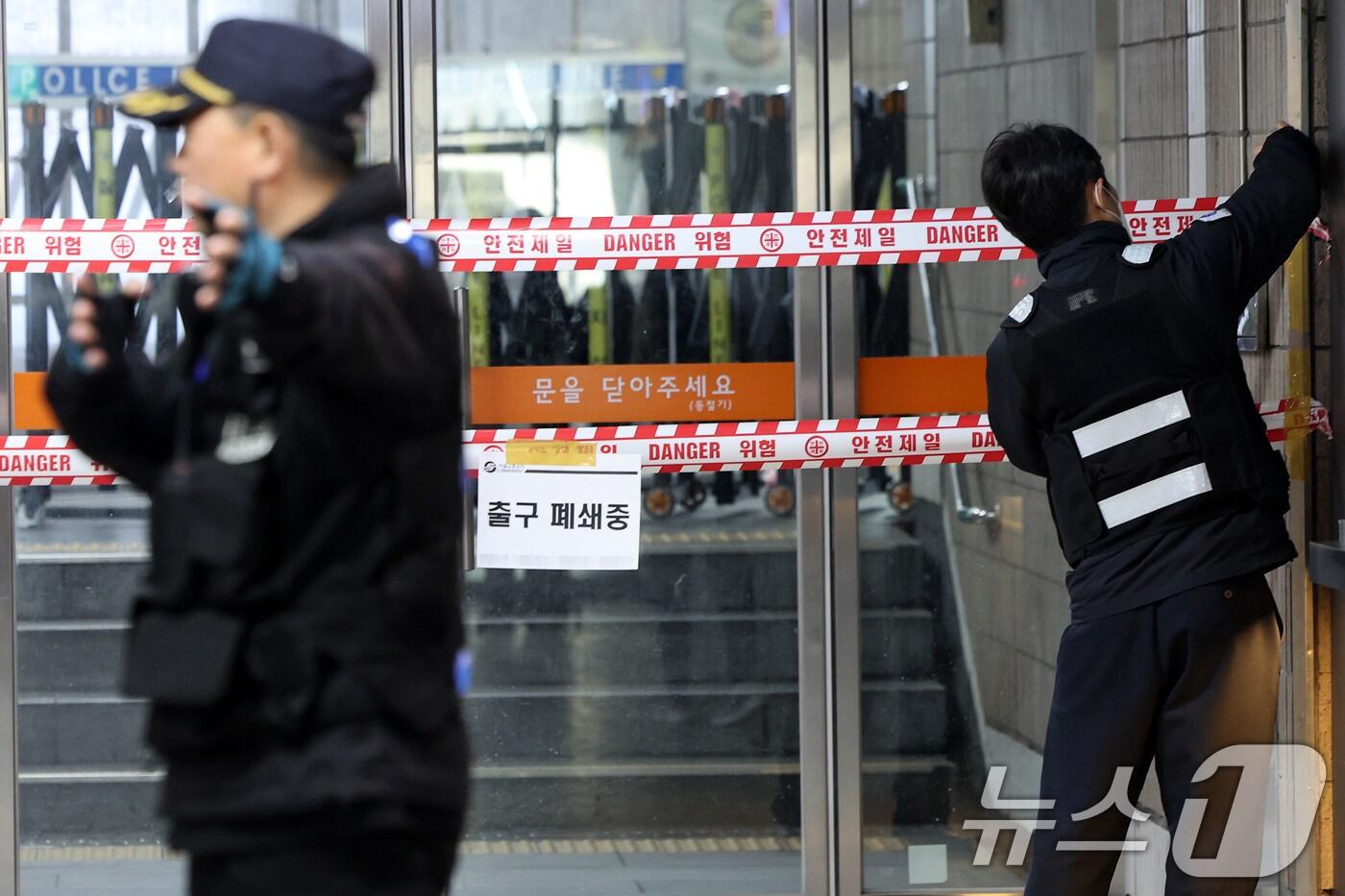 윤석열 대통령에 대한 탄핵 심판 선고일이 결정된 1일 오후 서울 종로구 헌법재판소 인근 지하철3호선 안국역이 부분통제 되고 있다. 2025.4.1/뉴스1 ⓒ News1 이동해 기자