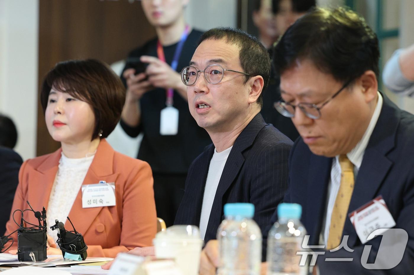 송병준 벤처기업협회장이 1일 오후 서울 구로구 벤처기업협회 이민화라이브러리에서 열린 권성동 국민의힘 원내대표 초청 벤처 활력 회복을 위한 현장간담회에서 발언하고 있다. 2025.4.1./뉴스1 2025.4.1/뉴스1 ⓒ News1 신웅수 기자