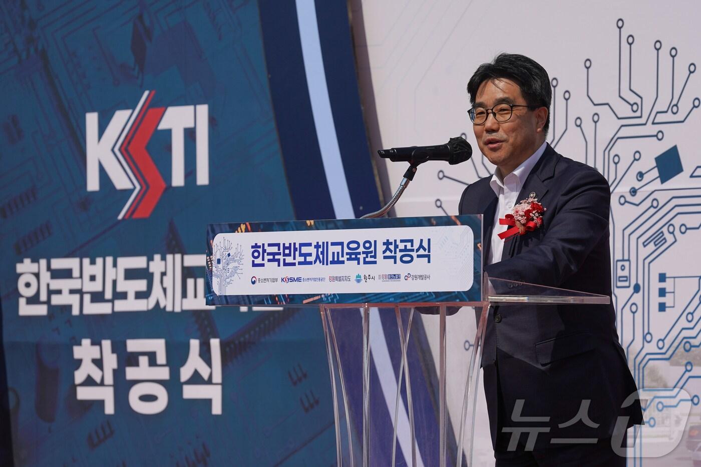 김성섭 중소벤처기업부 차관이 한국반도체교육원 착공식에서 발언하고 있다.(중소벤처기업부 제공)