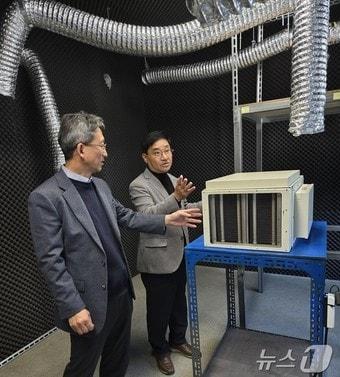 본문 이미지 - 이경원 강원조달청장은 1일 춘천시 소재 주식회사 에스씨이엔지(대표 황영진)를 찾아 조달시장 진입과정의 애로사항 등 현장의 목소리를 청취했다.(강원조달청 제공. 재판매 및 DB금지)/뉴스1
