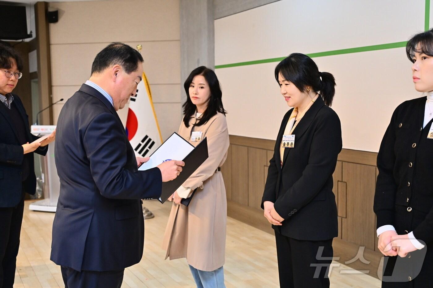 강원 속초시 고향사랑 기금사업 아이디어 우수제안 시상.&#40;속초시 제공, 재판매 및 DB 금지&#41; 2025.4.1/뉴스1