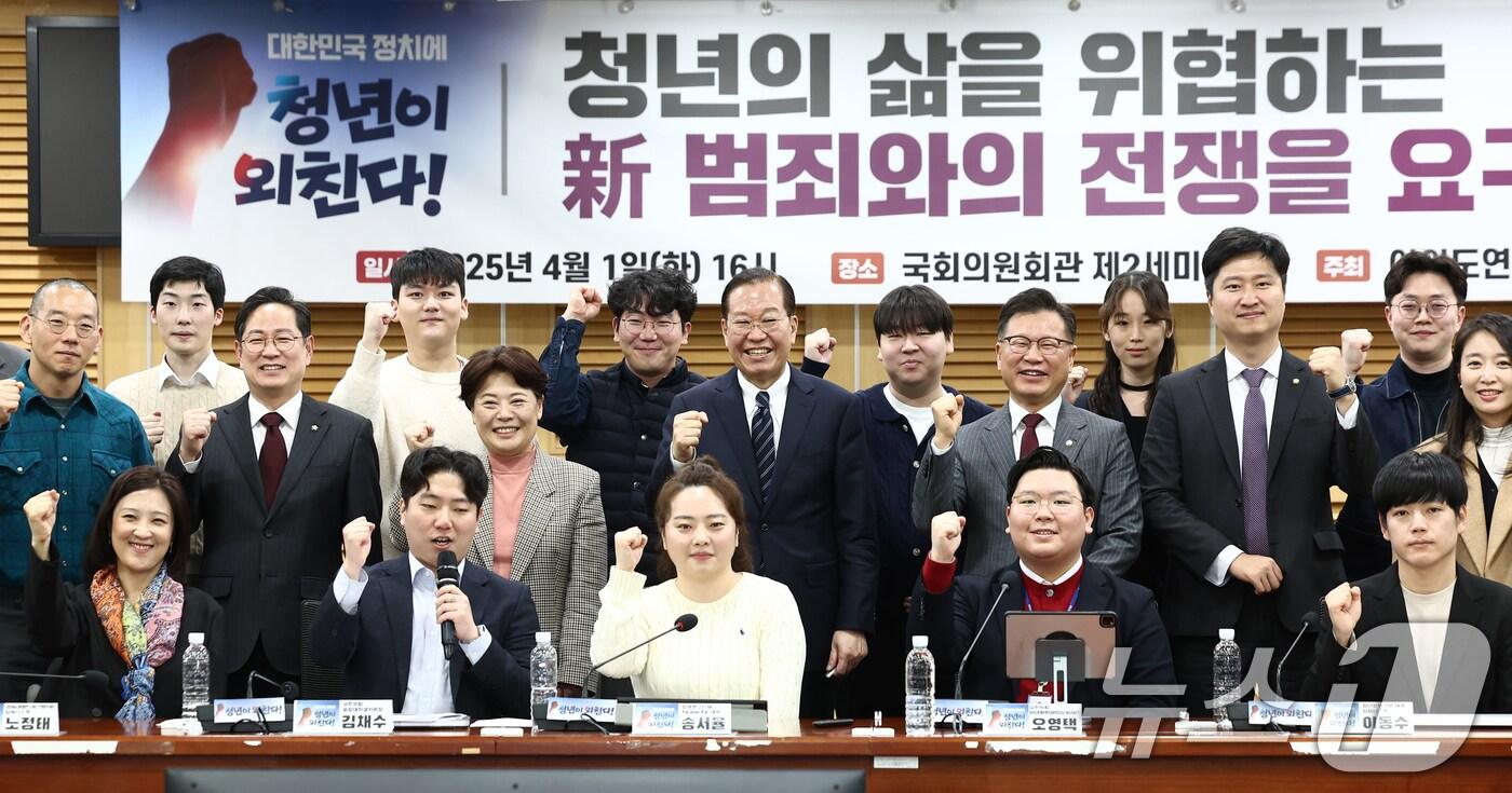 권영세 국민의힘 비상대책위원장이 1일 오후 서울 여의도 국회 의원회관에서 여의도연구원 주최로 열린 '대한민국 정치에 청년이 외친다' 토론회에서 윤희숙 여의도연구원장 등 참석자들과 기념촬영을 하고 있다. 2025.4.1/뉴스1 ⓒ News1 김민지 기자