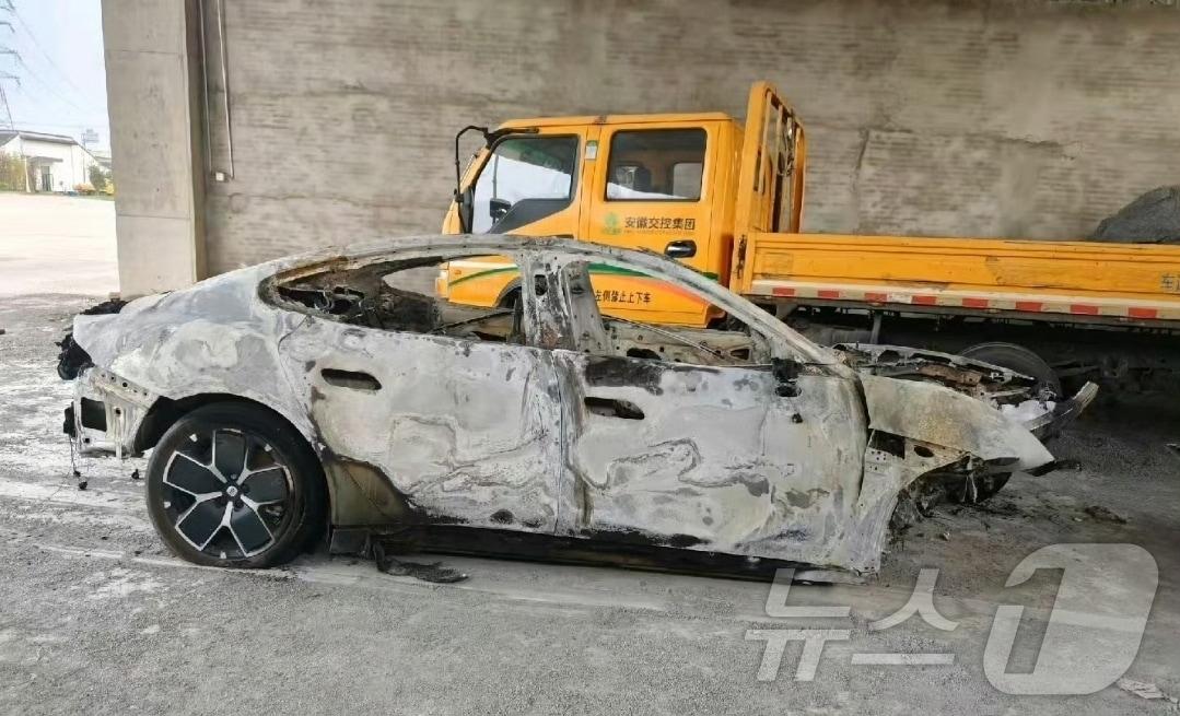 본문 이미지 -  가드레일에 충돌한 후 화재가 나 전소된 샤오미 전기차 SU7 모습. (웨이보 갈무리)