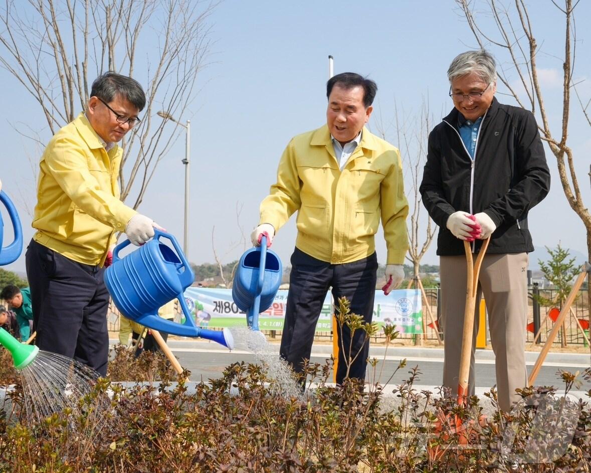 본문 이미지 - 김지철 충남교육감(가운데)이 심은 나무에 물을 주고 있다. (충남교육청 제공. 재판매 및 DB금지) /뉴스1