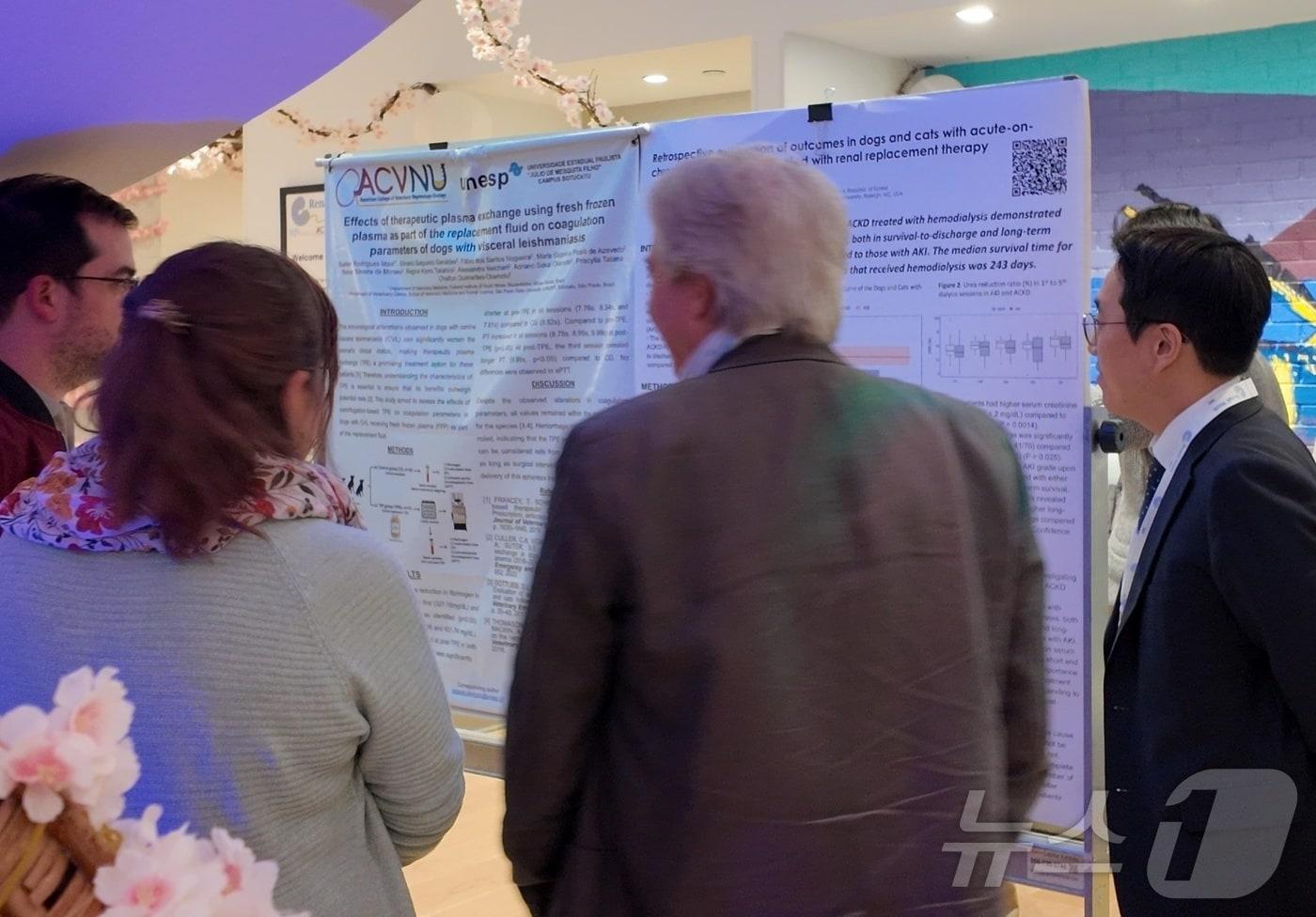 연구결과를 Thierry Francey 교수와 Ariane Schweighauser 교수에게 설명하고 있는 안운찬 원장(오른쪽) ⓒ 뉴스1