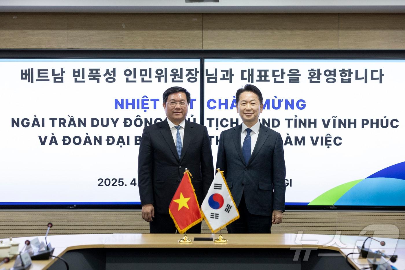 쩐 주이 동 베트남 빈푹성 인민위원장(왼쪽)과 고영인 경기도 경제부지사가 기념촬영을 하고 있다.(경기도 제공, 재판매 및 DB 금지)