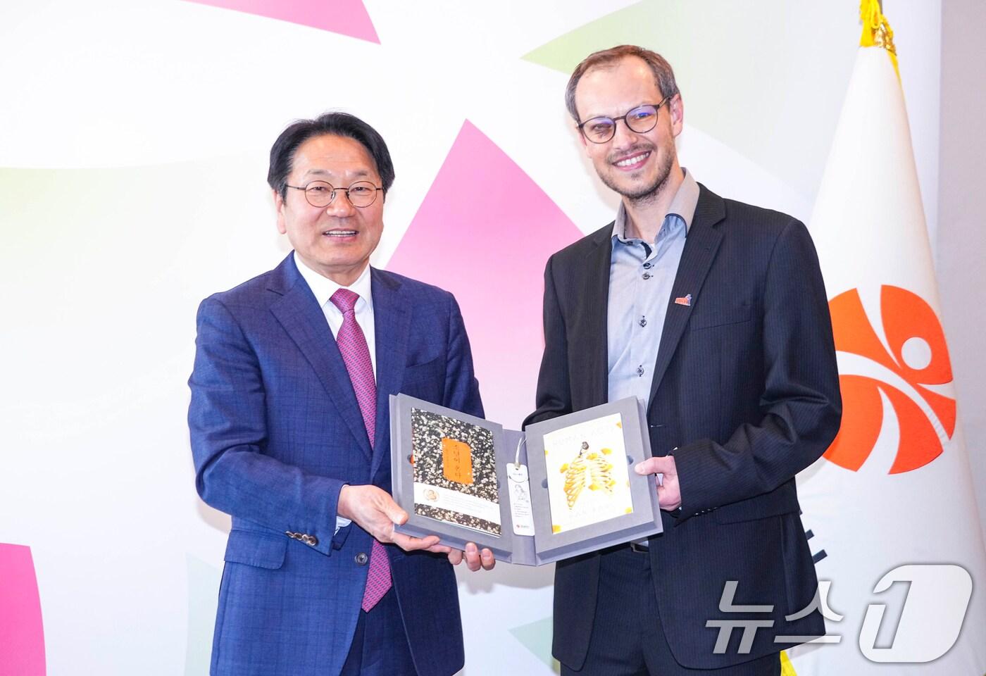 강기정 광주시장이 1일 오후 시청 접견실에서 제프리 프레이어스 국제사회학회(ISA) 회장과 면담을 가진 뒤 한강작가 도서를 선물하고 있다.(광주시 제공. 재판매 및 DB 금지) 2025.4.1/뉴스1 