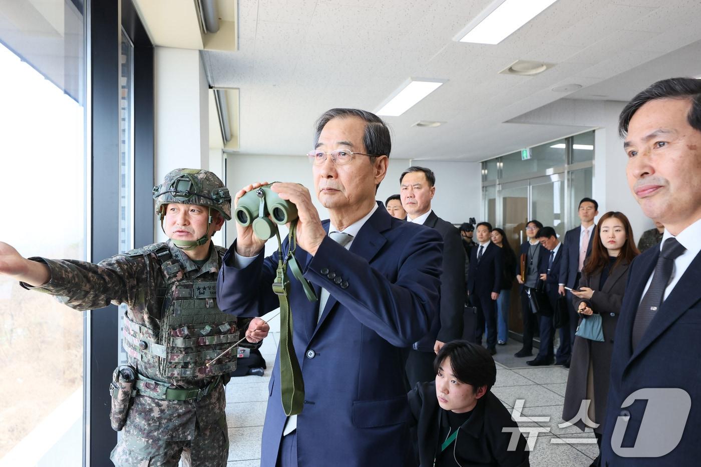 한덕수 대통령 권한대행 국무총리가 1일 경기도 파주시 육군 1사단 도라 관측소&#40;OP&#41; 전망대에서 양진혁 육군 1사단장으로부터 전방 상황에 대한 설명을 듣고 있다. &#40;총리실 제공, 재판매 및 DB 금지&#41; 2025.4.1/뉴스1 ⓒ News1 임세영 기자