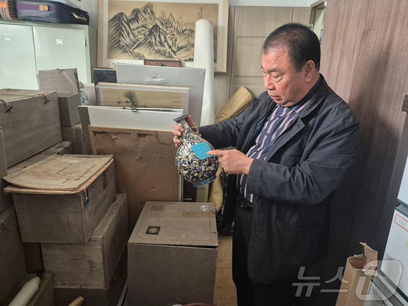 본문 이미지 - 민종기 원장이 '장개석 피난박스'에서 도자기를 꺼내 설명하고 있다. 2025.4.1/뉴스1 ⓒ News1 조영석 기자 