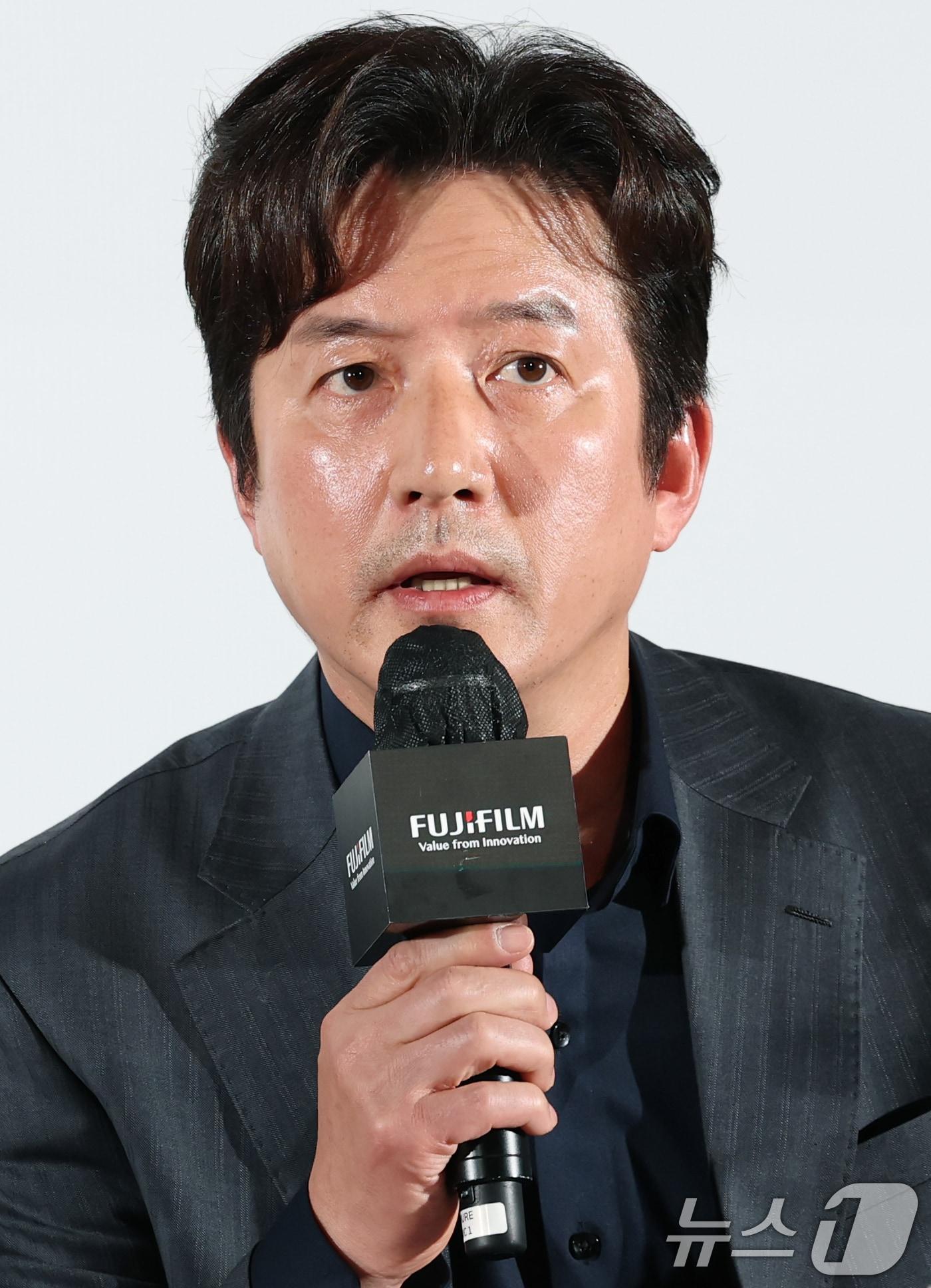 본문 이미지 - 정준호 집행위원장이 1일 오후 서울 용산구 CGV용산아이파크몰에서 열린 제26회 전주국제영화제 상영작 발표 기자회견에서 취재진 질문에 답하고 있다. 제26회 전주국제영화제는 올해도 '우리는 늘 선을 넘지'라는 슬로건과 함께 오는 30일부터 5월 9일까지 열흘간 전주 영화의 거리를 비롯해 전주시 일대에서 개최된다. 2025.4.1/뉴스1 ⓒ News1 권현진 기자