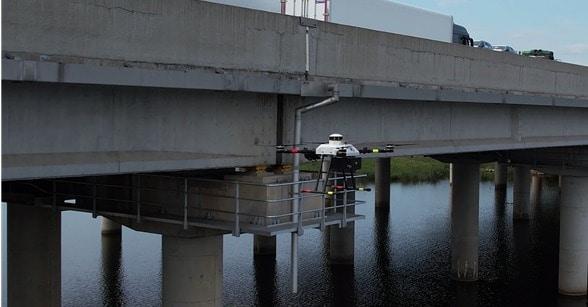 본문 이미지 - 한국도로공사 드론 활용 구조물 점검 모습.(한국도로공사 제공)
