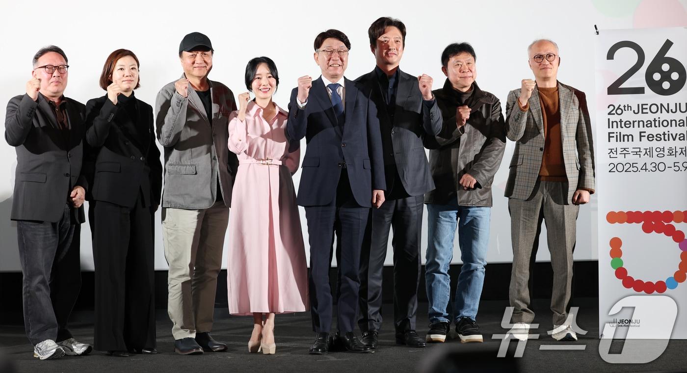 문석 프로그래머(왼쪽부터)과 문성경 프로그래머, 민성욱 집행위원징, 배우 이정현, 우범기 조직위원장, 정준호 집행위원장, 전진수 프로그래머, 박태춘 프로그래머가1일 오후 서울 용산구 CGV용산아이파크몰에서 열린 제26회 전주국제영화제 상영작 발표 기자회견에서 포즈를 취하고 있다. 제26회 전주국제영화제는 올해도 '우리는 늘 선을 넘지'라는 슬로건과 함께 오는 30일부터 5월 9일까지 열흘간 전주 영화의 거리를 비롯해 전주시 일대에서 개최된다. 2025.4.1/뉴스1 ⓒ News1 권현진 기자