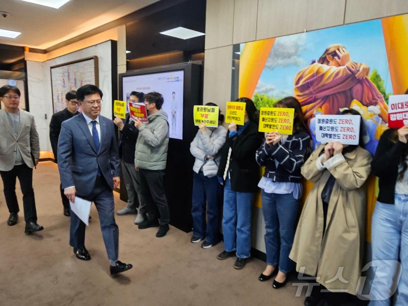 본문 이미지 - 정재연 강원대학교 총장이 1일 오후 강원대 춘천캠퍼스 대학본부 3층 교무회의실에서 열리는 평의원회에 참석하기 위해 발걸음을 옮기고 있다. 이날 교직원, 학생 등은 복도 앞에서 &#39;강원대-강릉원주대&#39; 통합을 반대하며 피켓을 들고 침묵 시위를 진행했다.2025.4.1 한귀섭 기자 