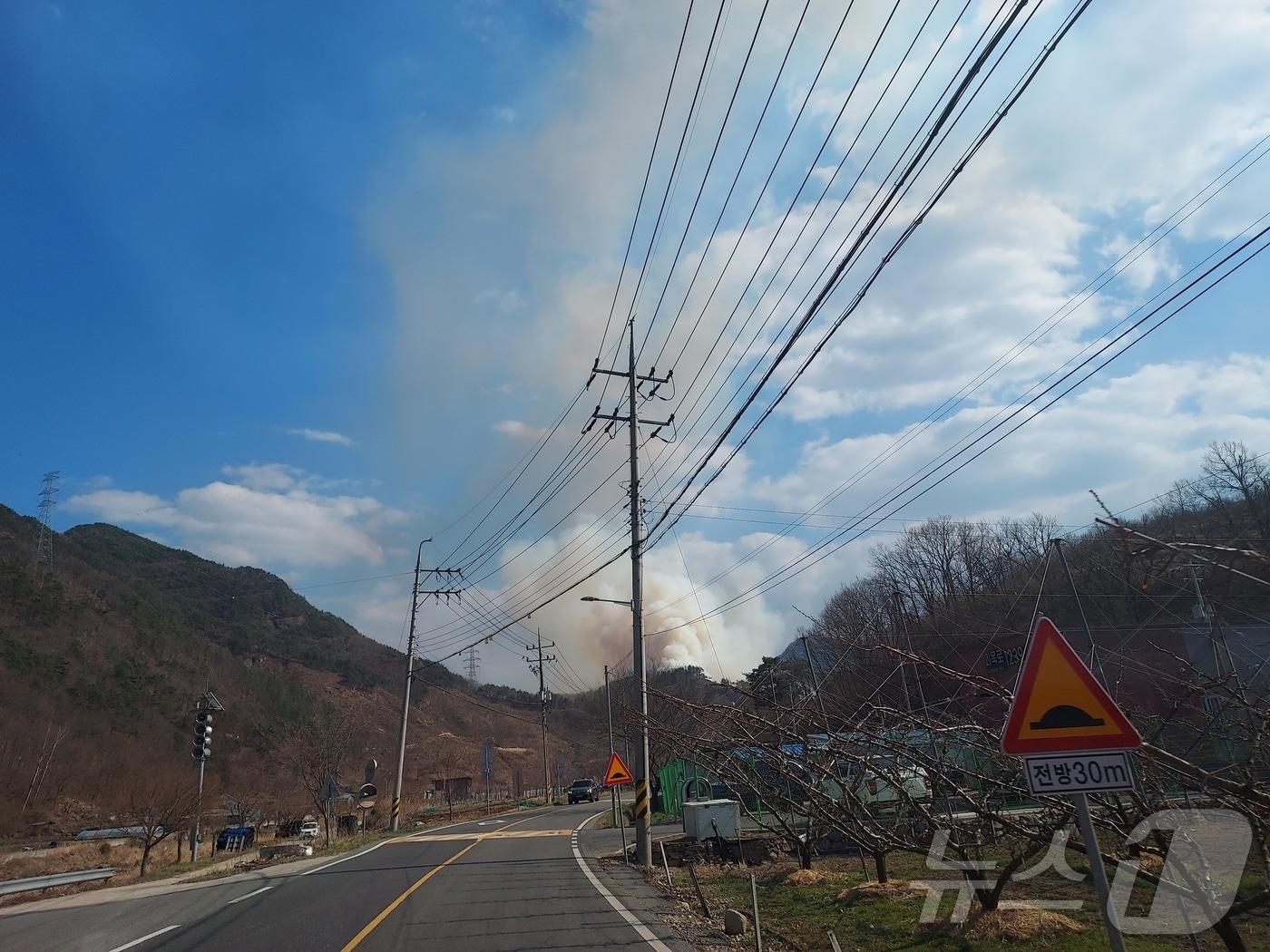 본문 이미지 - 1일 오후 2시 50분께 발생한 전북자치도 무주군 적상면 산불 현장 모습(전북자치도소방본부 제공. 재판매 및 DB금지)  