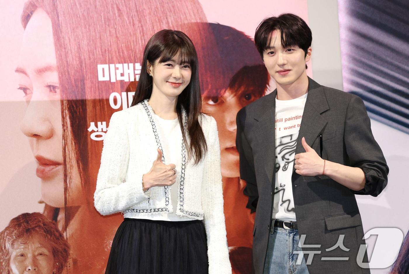 배우 이요원과 강찬희(오른쪽)가 1일 오후 서울 용산구 CGV용산아이파크몰에서 열린 영화 '귀신들'(감독 황승재) 언론 시사회에서 고 이주실 배우를 추모하고 있다. '귀신들'은 가까운 미래, 대한민국에서 인간을 형상화한 AI들이 인간과 공존하는 이야기를 그린 작품이다. 2025.4.1/뉴스1 ⓒ News1 권현진 기자