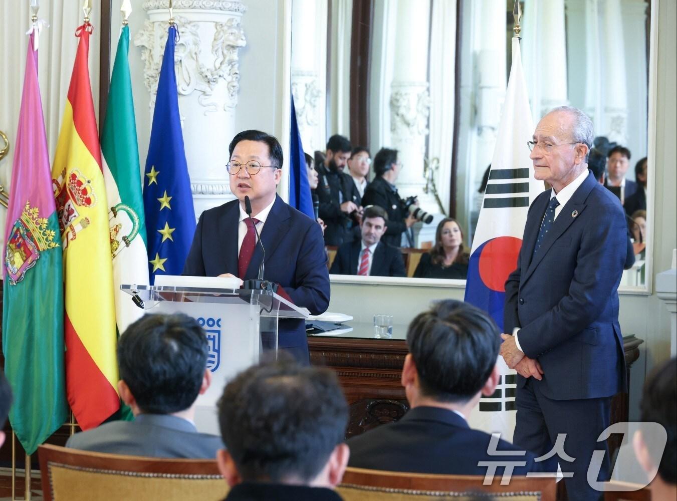 본문 이미지 - 이장우 대전시장이 1일 오전 (현지시간) 스페인 말라가 시청에서 프란시스코 데라 토레 말라가 시장과 브리핑을 열고 '2026년 제2회 세계경제과학(GINI) 총회' 말라가 개최를 발표하고 있다. 2025.4.1/뉴스1 ⓒ News1 김기태 기자