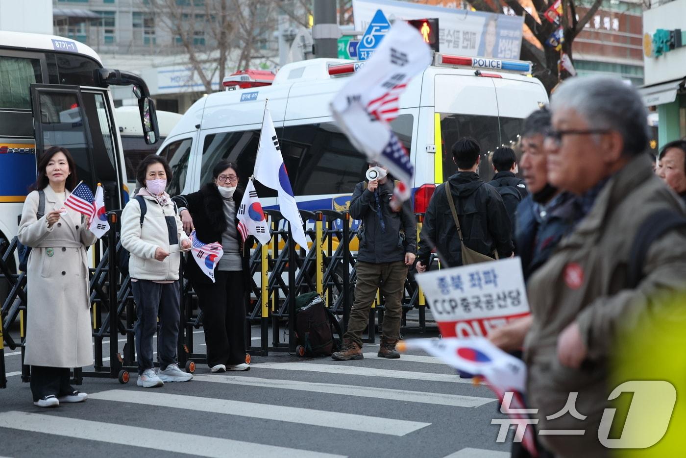 본문 이미지 - 윤석열 대통령 탄핵심판 선고일이 결정된 1일 오후 서울 종로구 헌법재판소 인근에서 윤석열 대통령 지지자들이 탄핵 반대 시위를 하고 있다. 2025.4.1/뉴스1 ⓒ News1 이동해 기자
