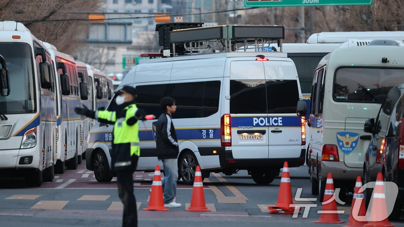 윤석열 대통령 탄핵심판 선고일이 결정된 1일 오후 서울 종로구 헌법재판소 앞에 경찰 차벽이 두텁게 세워지고 있다. 2025.4.1/뉴스1 ⓒ News1 이동해 기자