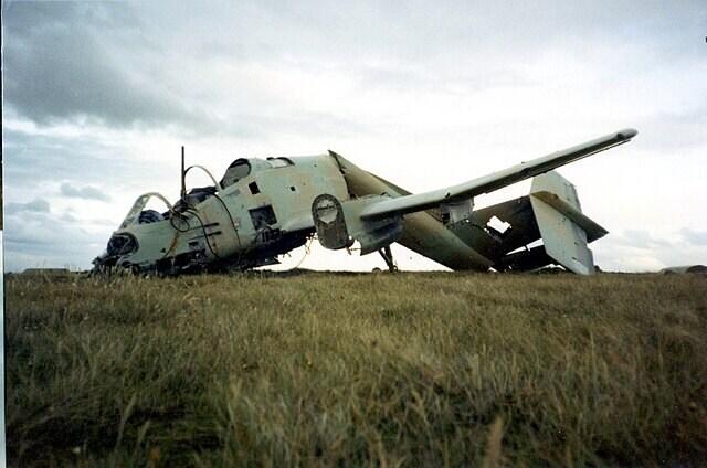 본문 이미지 - 포클랜드 전쟁에서 파괴된 아르헨티나 군용 항공기 (출처: Petebutt, 1982, Public domain, via Wikimedia Commons)