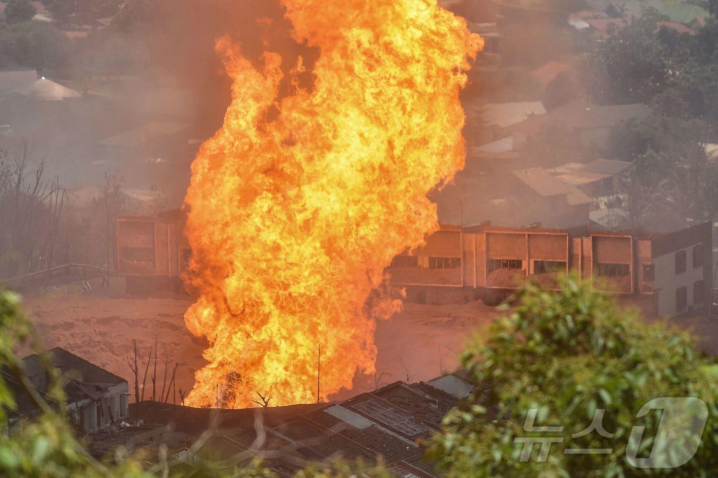 말레이시아 쿠알라룸푸르 인근 폭발 화재 장면 ⓒ AFP=뉴스1