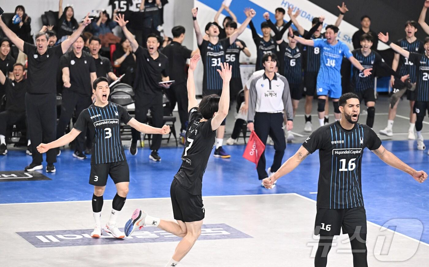 현대캐피탈 선수들이 1일 충남 천안 유관순체육관에서 열린 2024-25 V리그 남자부 챔피언결정전 1차전 대한항공과의 경기에서 세트스코어 3-1(25-20 24-26 25-22 25-23)로 승리한 후 포효하고 있다. (KOVO 제공. 재판매 및 DB 금지) 2025.4.1/뉴스1