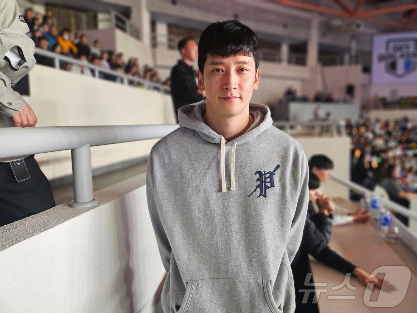 본문 이미지 - 1일 열린 남자 프로배구 챔피언결정전 1차전을 관중석에서 지켜 본 문성민. ⓒ News1 권혁준 기자