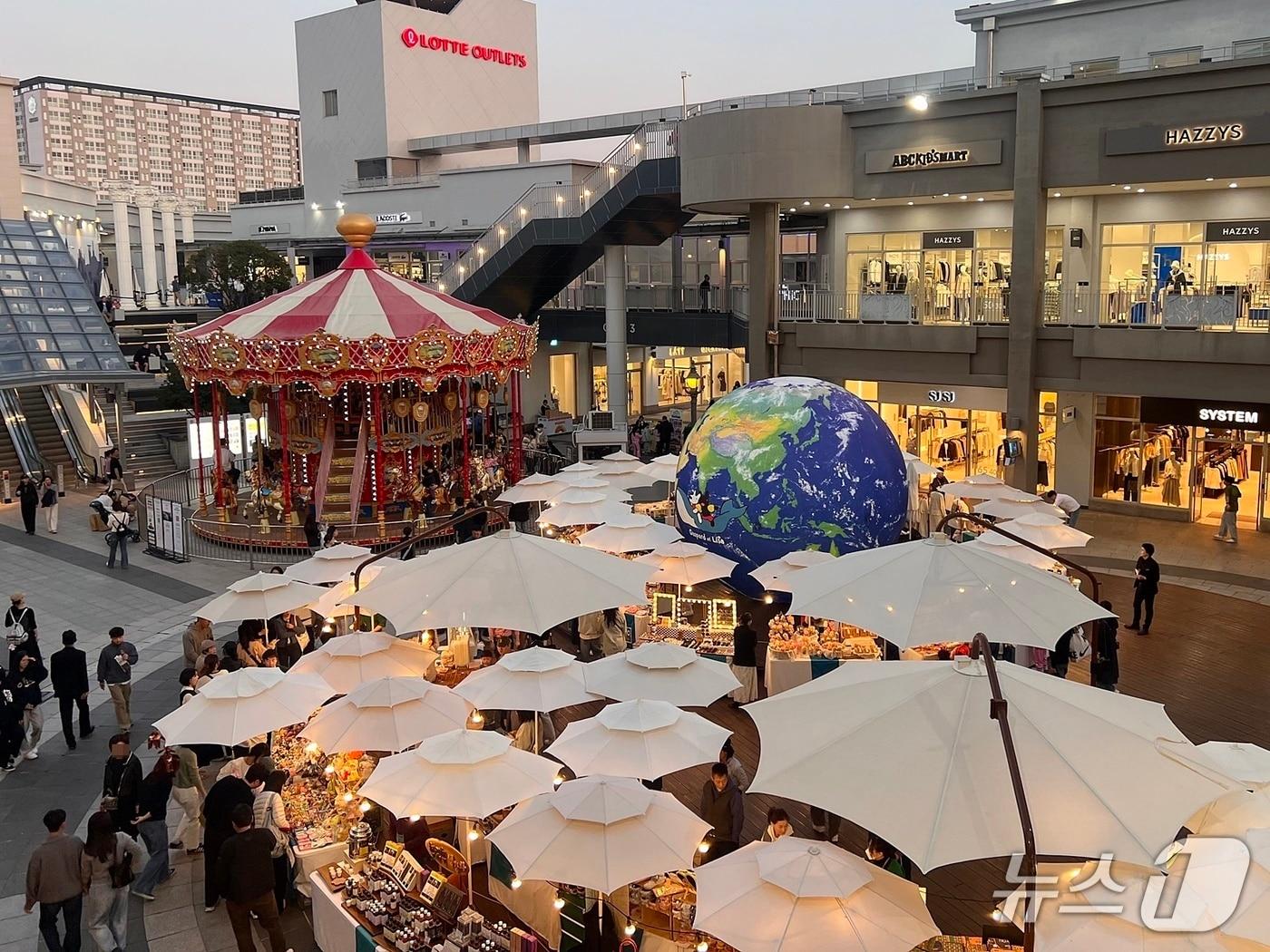 본문 이미지 - 롯데아울렛 대구 이시아폴리스점은 개점 14주년을 맞아 오는 12~20일 '고객 감사 대축제'를 개최한다. 사진은 이시아폴리스점 전경.(롯데백화점 제공. 재판매 및 DB 금지)