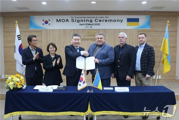 본문 이미지 - 왼쪽 세 번째부터 안정호 한국수자원공사 그린인프라부문장, 세르기 바디약(Serhiy Badyak) 유럽투자지주유한회사 대표이사. (한국수자원공사 제공.재판매 및 DB금지)/뉴스1