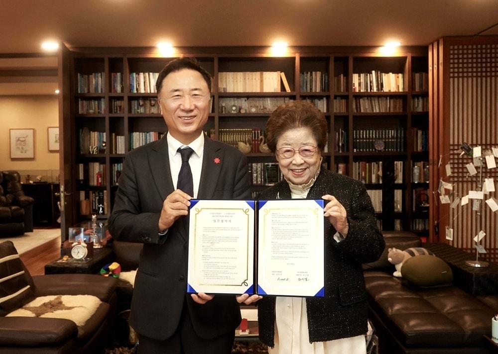 본문 이미지 - 유신열 신세계디에프 대표(왼쪽)와 강인숙 영인문학관장이 업무협약 체결 후 기념촬영을 하고 있다. (신세계면세점 제공).