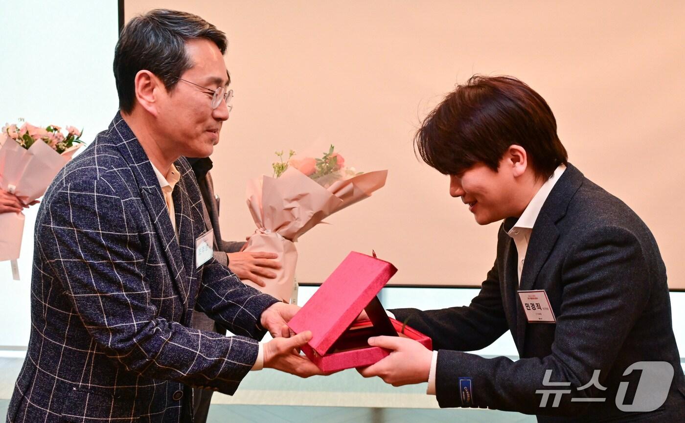 조주완 LG전자 대표이사 사장이 마곡 LG사이언스파크에서 열린 임명식에서 역대 최연소 연구위원인 민경직 연구위원에게 임명패를 전달하고 있다.(LG전자 제공)