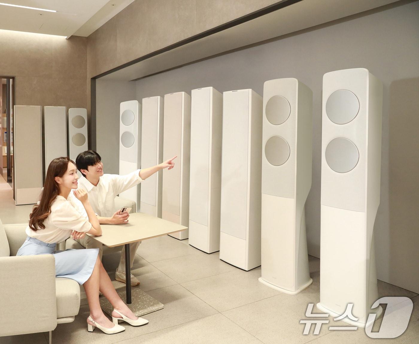 본문 이미지 - 삼성전자는 올해 1분기 국내 가정용 일반 에어컨 판매량이 전년 동기 대비 50% 이상 증가하며 고객으로부터 뜨거운 반응을 얻고 있다고 10일 밝혔다. 삼성전자 모델이 2025년형 가정용 AI 에어컨 라인업을 소개하고 있다.(삼성전자 제공. 재판매 및 DB 금지) 2025.4.10/뉴스1