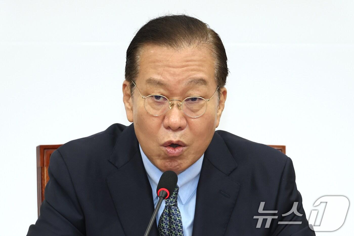 본문 이미지 - 권영세 국민의힘 비상대책위원장이 10일 오전 서울 여의도 국회에서 열린 비상대책위원회의에서 발언하고 있다. 2025.4.10/뉴스1 ⓒ News1 이광호 기자