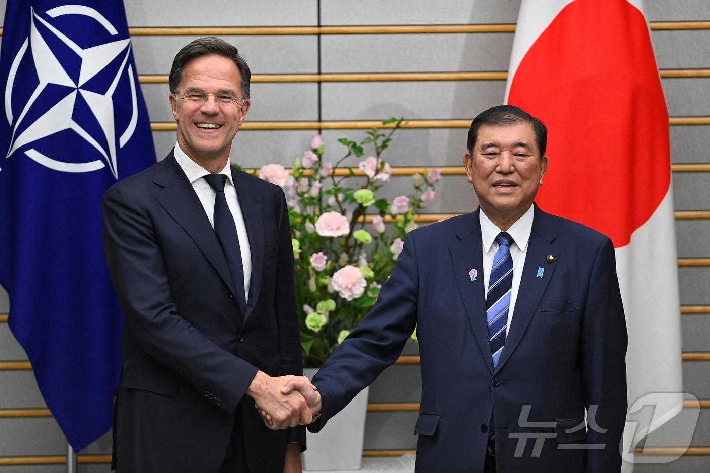 이시바 시게루 일본 총리가 9일&#40;현지시간&#41; 도쿄 총리 관저에서 마르크 뤼터 나토 사무총장과 회담에 앞서 악수를 하고 있다. 2025.04.10 ⓒ 로이터=뉴스1 ⓒ News1 우동명 기자