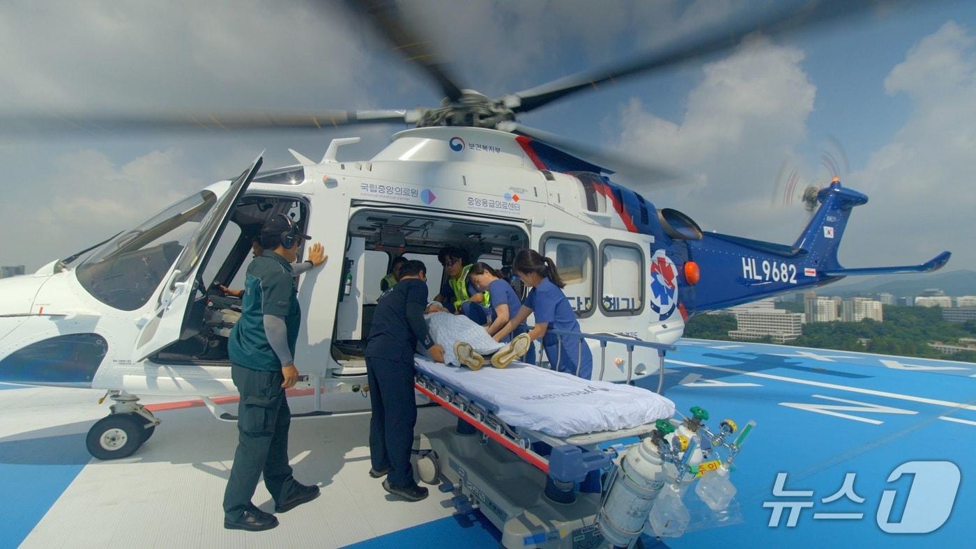 본문 이미지 - LG전자가 아주대학교병원과 응급의료지원 업무협약을 체결하고 국내 전 사업장에서 중증 응급환자가 발생하면 닥터 헬기로 빠르게 이송할 수 있는 체계를 만들었다. 사진은 아주대학교병원의 닥터 헬기 모습.(LG전자 제공)