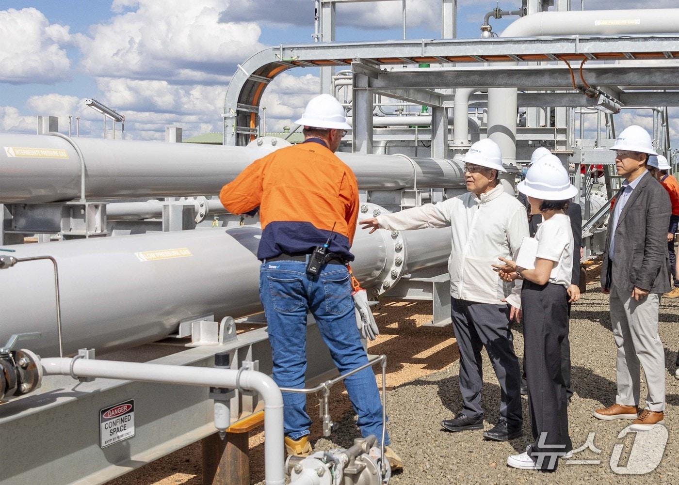 본문 이미지 - 장인화 포스코그룹 회장이 호주 세넥스에너지 사업 현장을 점검하는 모습&#40;포스코홀딩스 제공&#41;
