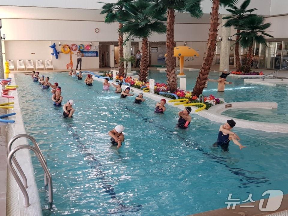 본문 이미지 - 고창군 고창읍 석정리 '웰파크시티(wellparkcity)'가 한국의 우수 웰니스 관광지 88선에 선정됐다. 석정온천 아쿠아로빅(고창군 제공. 재판매 및 DB금지) 