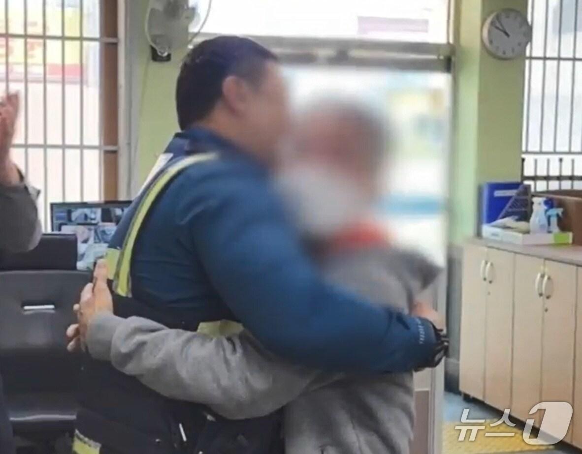 본문 이미지 - 길 가다가 쓰러진 50대 A 씨와 그를 구조한 심재호 경위가 A 씨가 회복한 뒤 서로를 껴안고 있다.(연제경찰서 제공 영상 갈무리. 재판매 및 DB 금지)