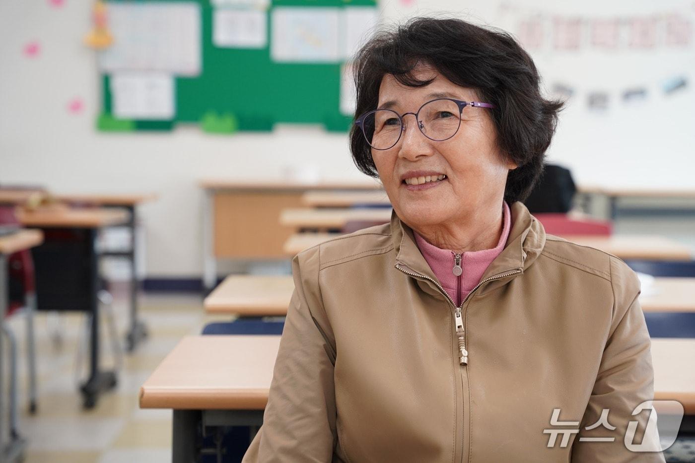 본문 이미지 - 박영희 씨가 대학 강의실에서 환하게 웃고 있다. (충남평생교육인재육성진흥원 제공. 재판매 및 DB금지)/뉴스1