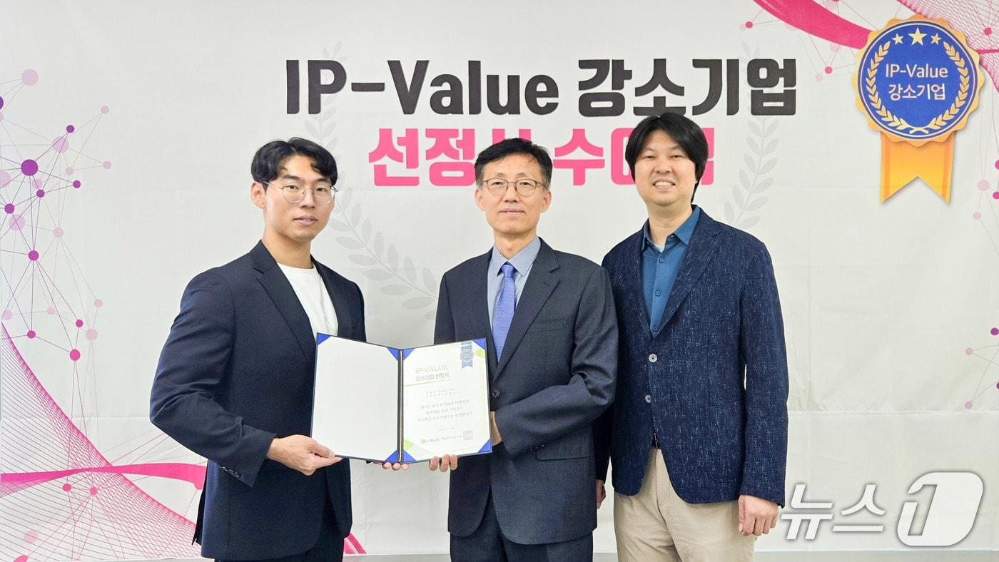 유봉열 기술보증기금 중앙기술평가원 부원장(가운데)과 예성혁·허준석 진씨커 공동대표가 선정서 수여식에서 기념촬영을 하고 있다.(기술보증기금 제공)