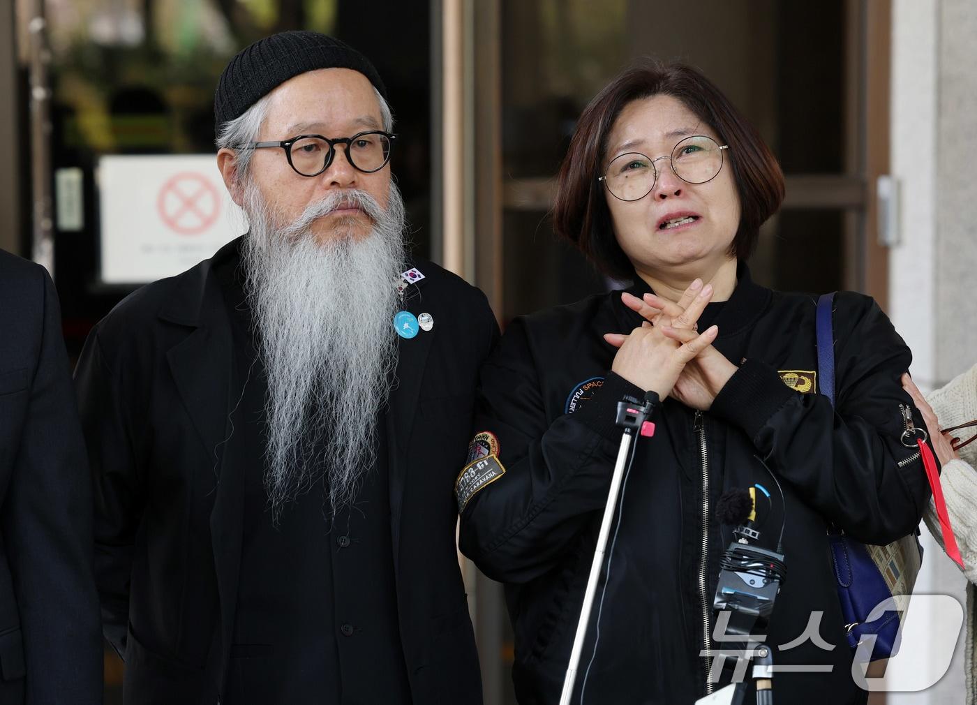 본문 이미지 - 임태훈 군인권센터 소장&#40;왼쪽부터&#41;, 고 이예람 중사 아버지 이주완, 어머니 박순정씨가 10일 서울 서초구 대법원에서 고 이예람 중사 특검사건 상고심선고를 마친 후 입장을 발표하고 있다. 이날 대법원은 이예람 중사 사망사건 수사에 부당 개입한 혐의를 받은 전익수&#40;55&#41; 전 공군본부 법무실장에게 무죄를 선고한 원심판결을 확정했다. 2025.4.10/뉴스1 ⓒ News1 박세연 기자