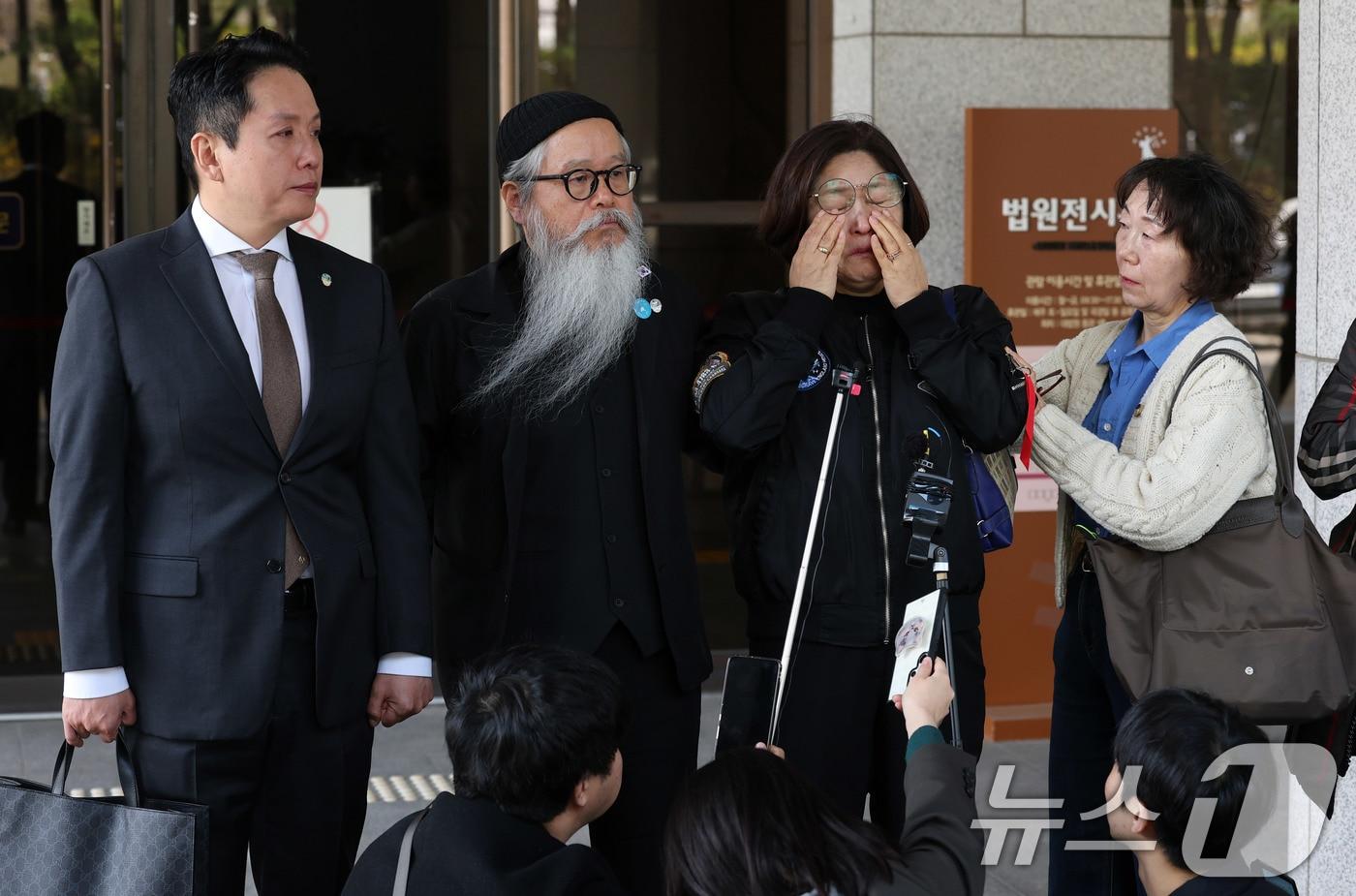 임태훈 군인권센터 소장&#40;왼쪽부터&#41;, 고 이예람 중사 아버지 이주완, 어머니 박순정씨가 지난 4월10일 서울 서초구 대법원에서 고 이예람 중사 특검사건 상고심선고를 마친 후 입장을 발표하고 있다. 이날 대법원은 이예람 중사 사망사건 수사에 부당 개입한 혐의를 받은 전익수&#40;55&#41; 전 공군본부 법무실장에게 무죄를 선고한 원심판결을 확정했다./뉴스1 ⓒ News1 박세연 기자