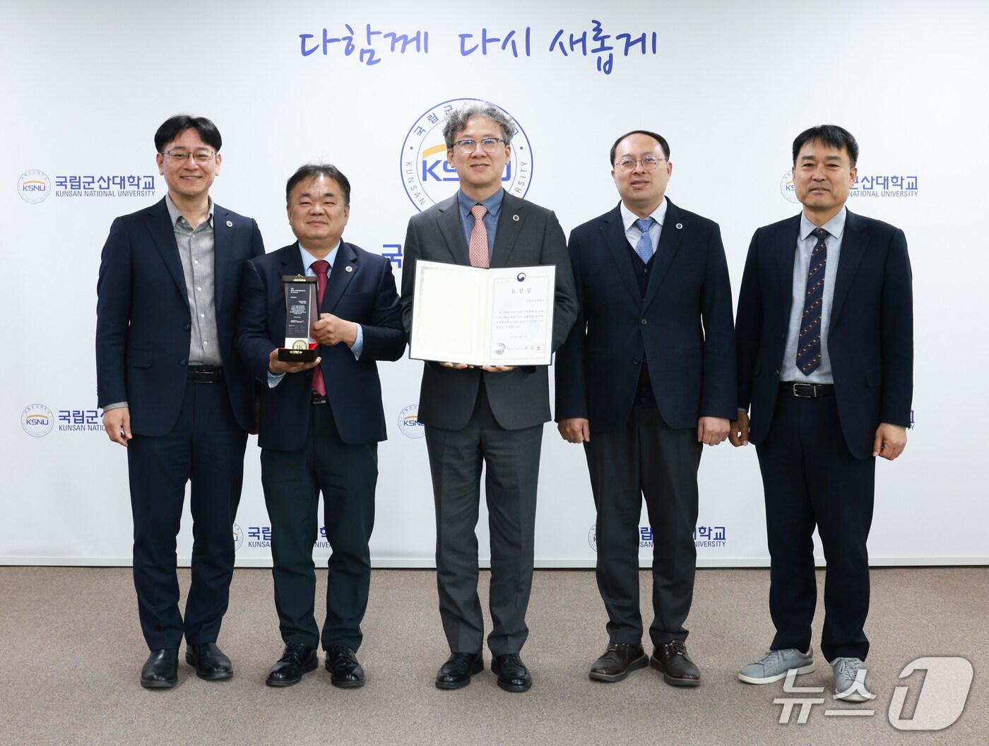 본문 이미지 - 국립군산대가 매경미디어그룹이 주최한 '대한민국 최고의 경영대상'을 수상했다.(군산대 제공. 재판매 및 DB금지)