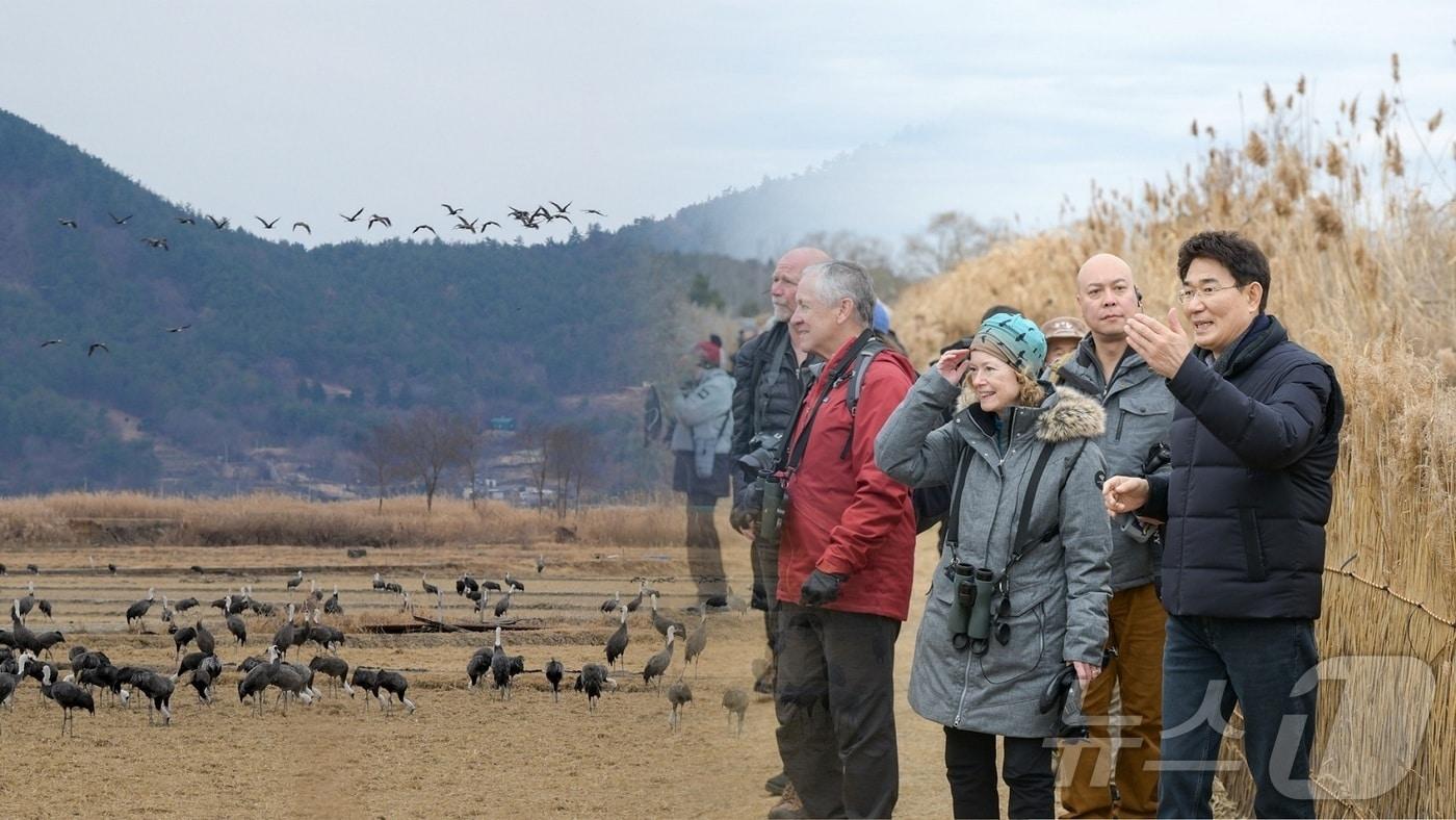 노관규 순천시장(오른쪽)이 지난 1월 흑두루미 월동지인 순천만에서 국제 두루미재단 관계자들에게 설명을 하고 있다.(순천시 제공. 재판매 및 DB 금지)